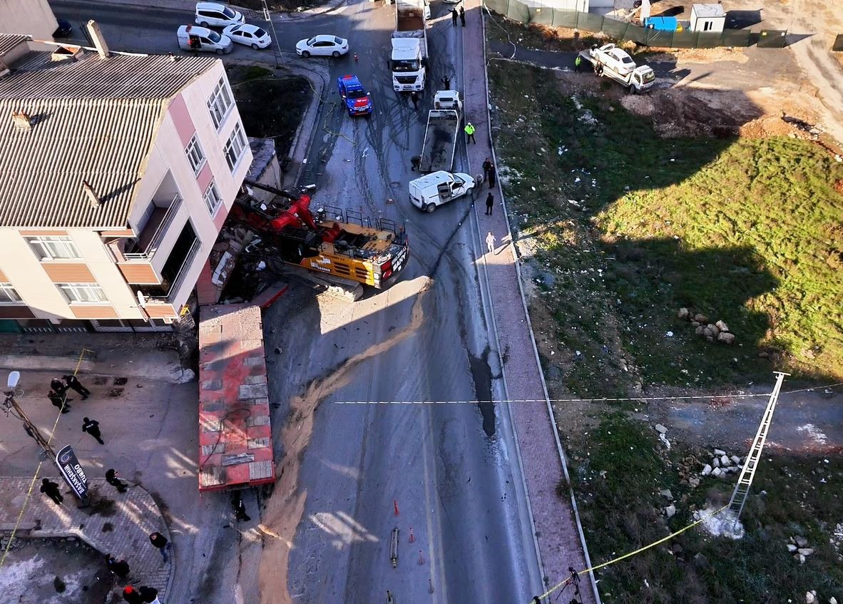 Başakşehir’de tırdan kopan vinç, 2 araca ve bir binaya çarptı
