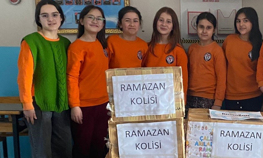 Başçayır’da minik yüreklerden Ramazan kolisi
