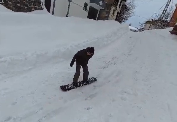 Başçiftlik sokaklarını snowboard pistine döndürdü
