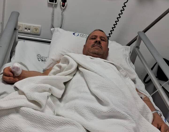 Başıboş köpeklerin saldırısına uğrayan adamın baş parmağı koptu
