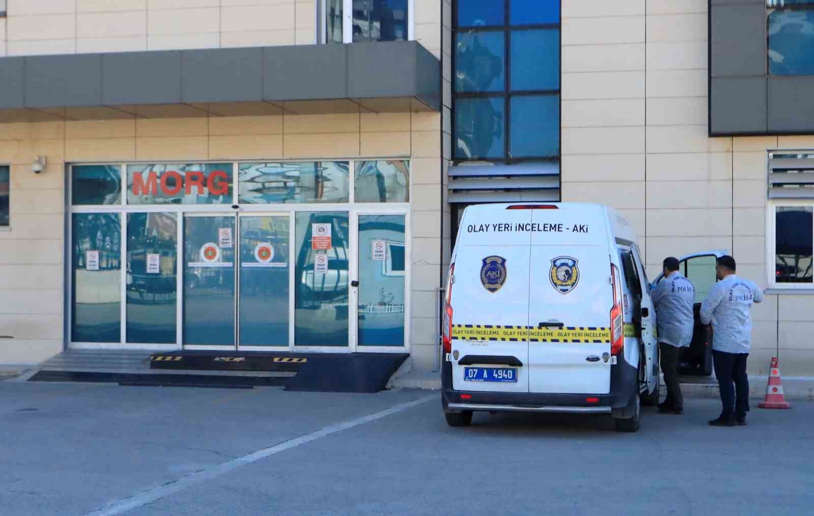 Başından vurulmuş halde eşi tarafından hastaneye götürülen kadın hayatını kaybetti
