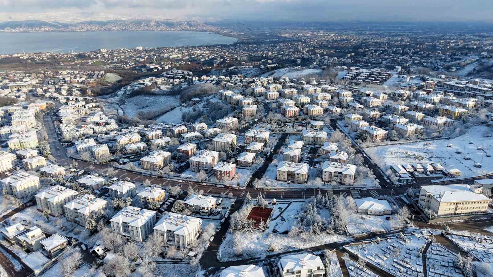 Başiskele’de karla mücadele çalışmaları sürüyor
