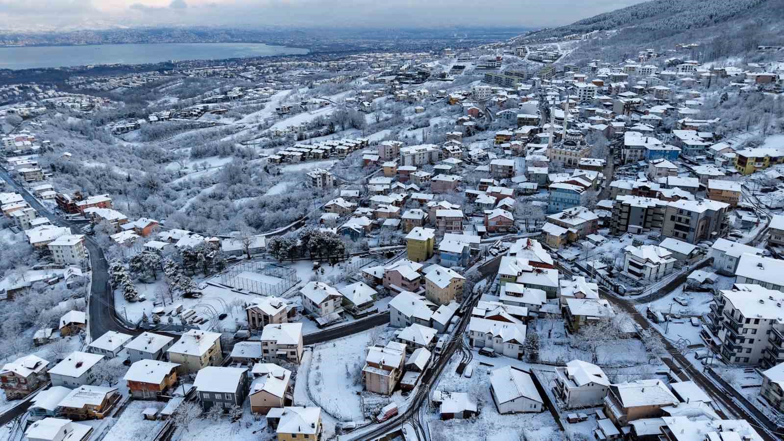 Başiskele’de karla mücadele çalışmaları sürüyor
