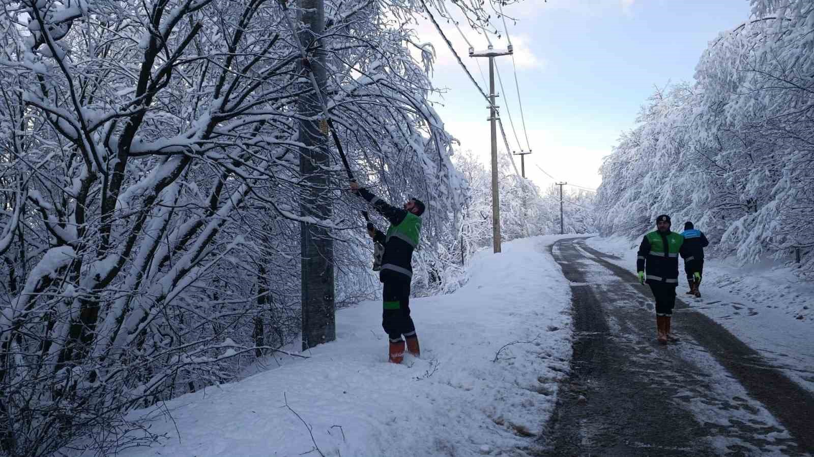 Başiskele’de karla mücadele çalışmaları sürüyor
