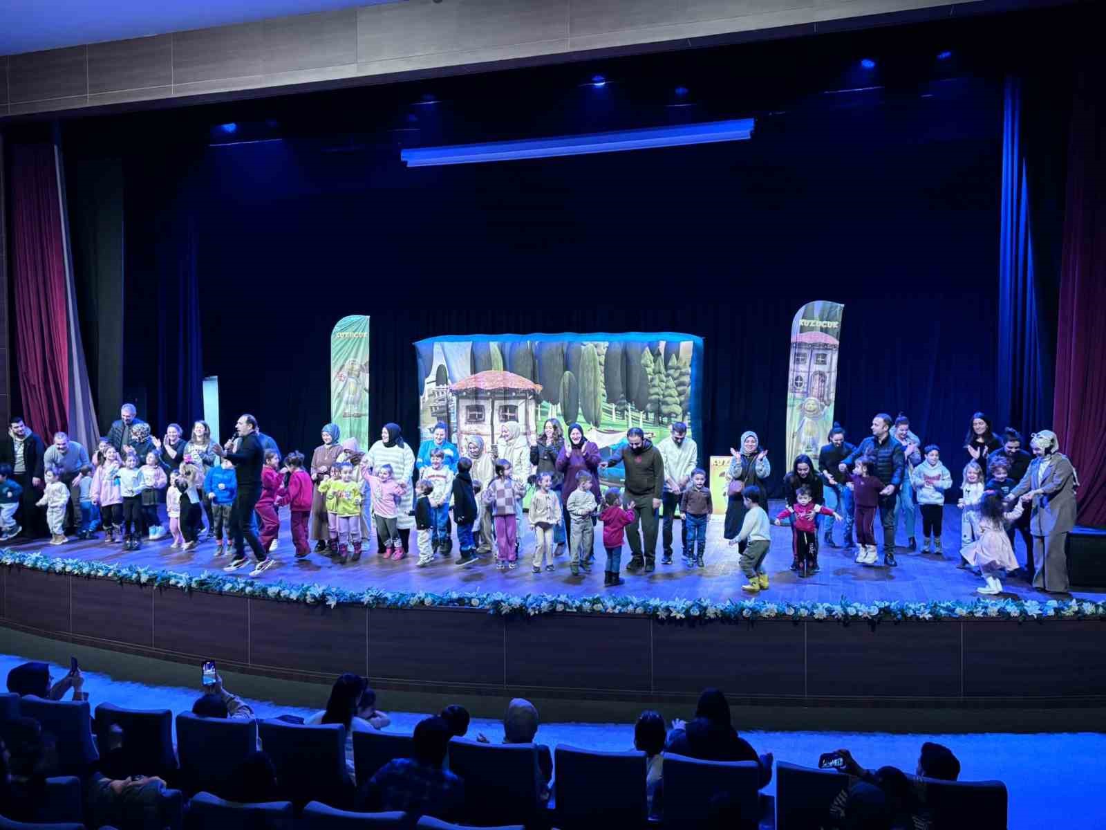 Başiskele’de yarıyıl tatilindeki çocuklar "Kuzucuk" müzikalini izledi
