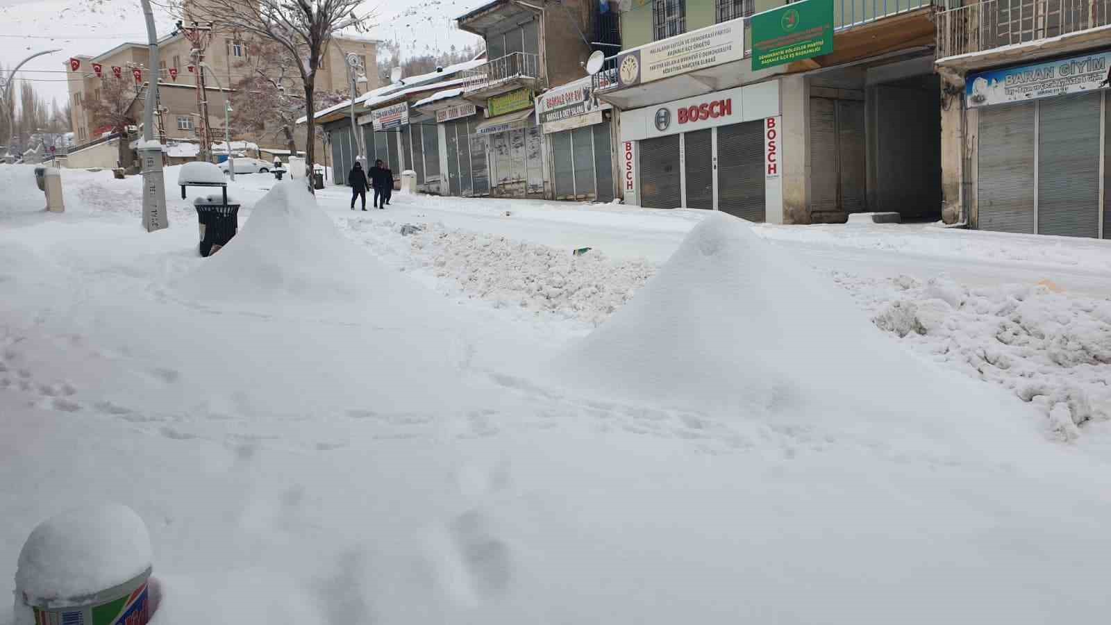 Başkale kara gömüldü, 88 yerleşim yerinin yolu kapandı
