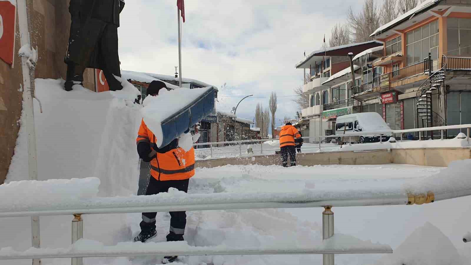 Başkale kara gömüldü, 88 yerleşim yerinin yolu kapandı

