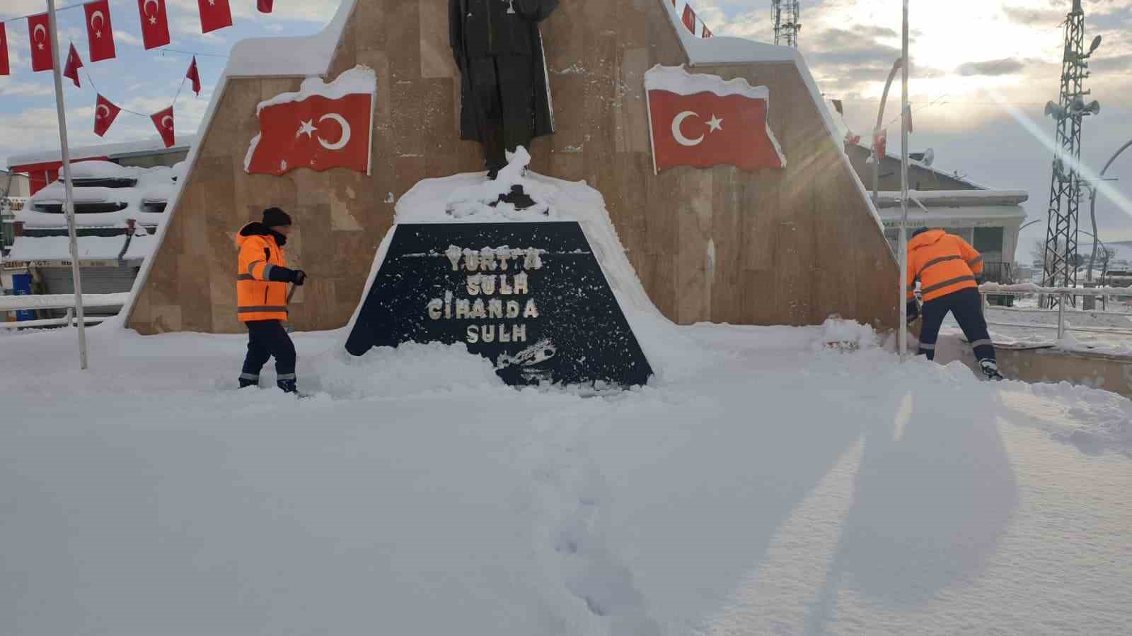 Başkale kara gömüldü, 88 yerleşim yerinin yolu kapandı
