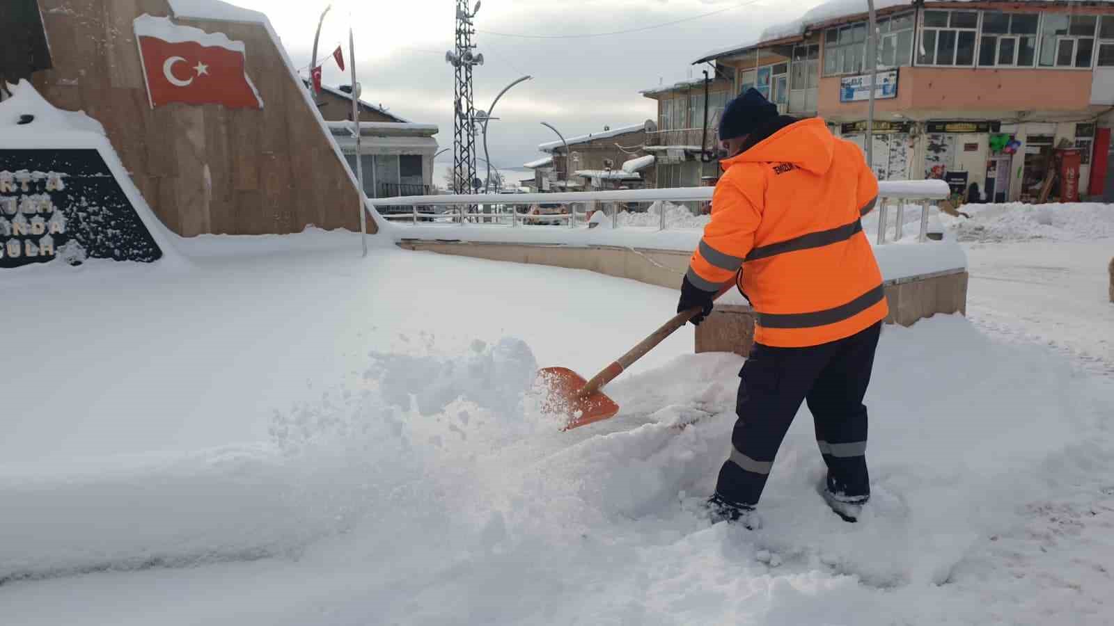 Başkale kara gömüldü, 88 yerleşim yerinin yolu kapandı
