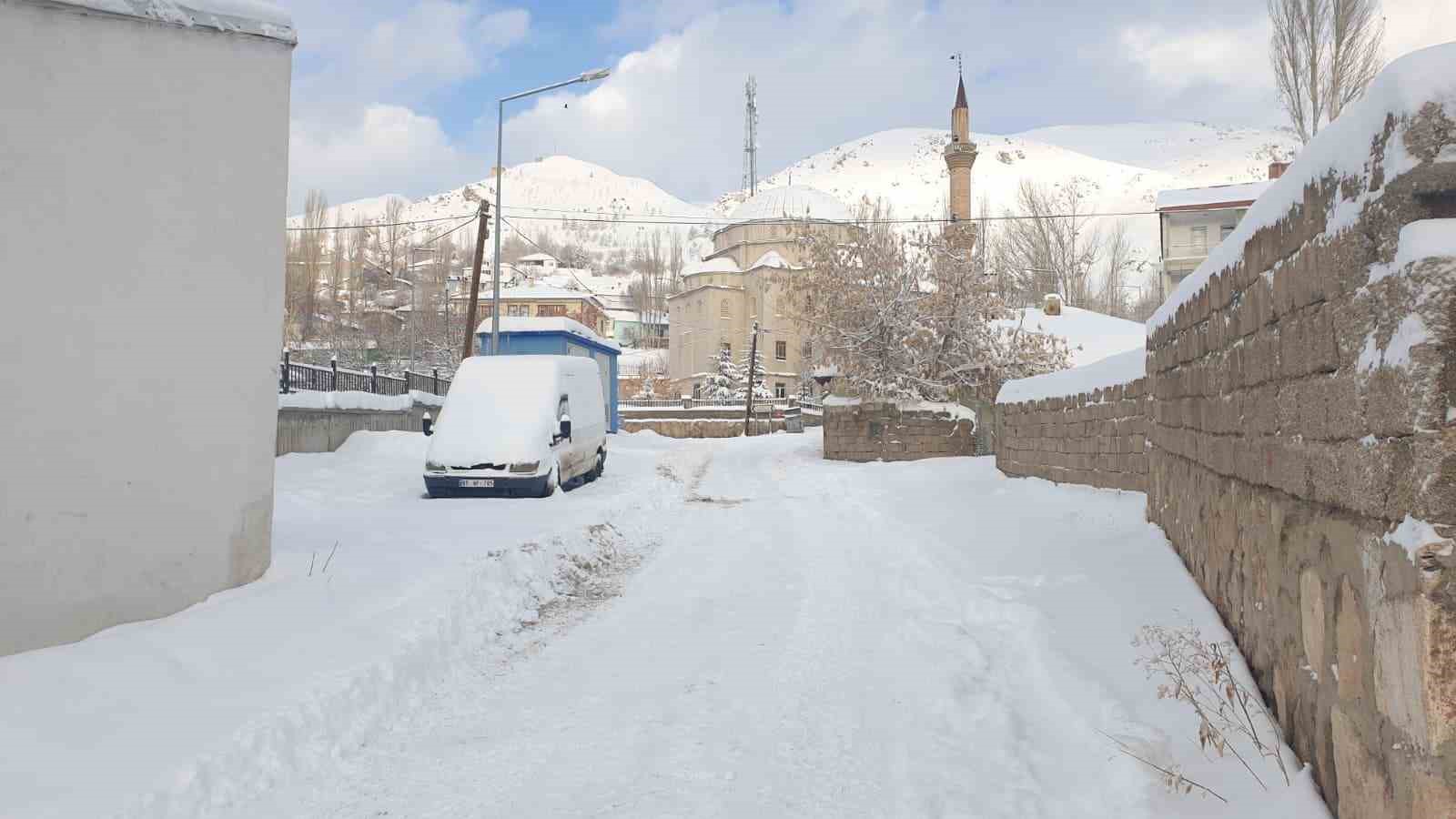 Başkale kara gömüldü, 88 yerleşim yerinin yolu kapandı
