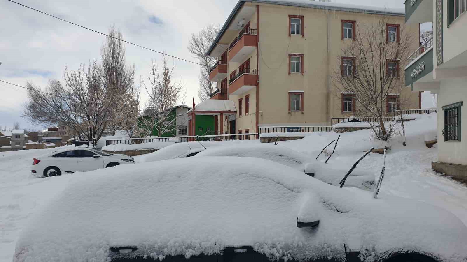 Başkale kara gömüldü, 88 yerleşim yerinin yolu kapandı
