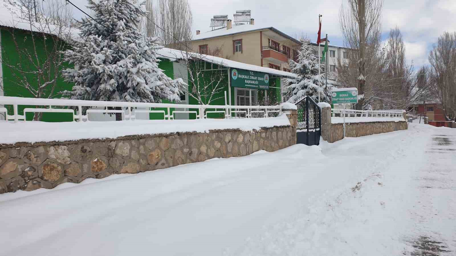 Başkale kara gömüldü, 88 yerleşim yerinin yolu kapandı
