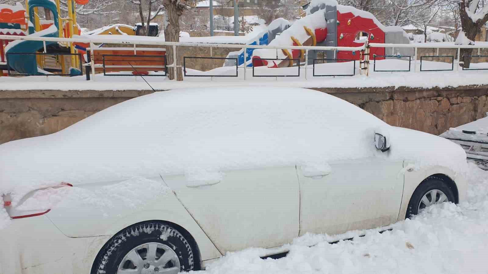 Başkale kara gömüldü, 88 yerleşim yerinin yolu kapandı
