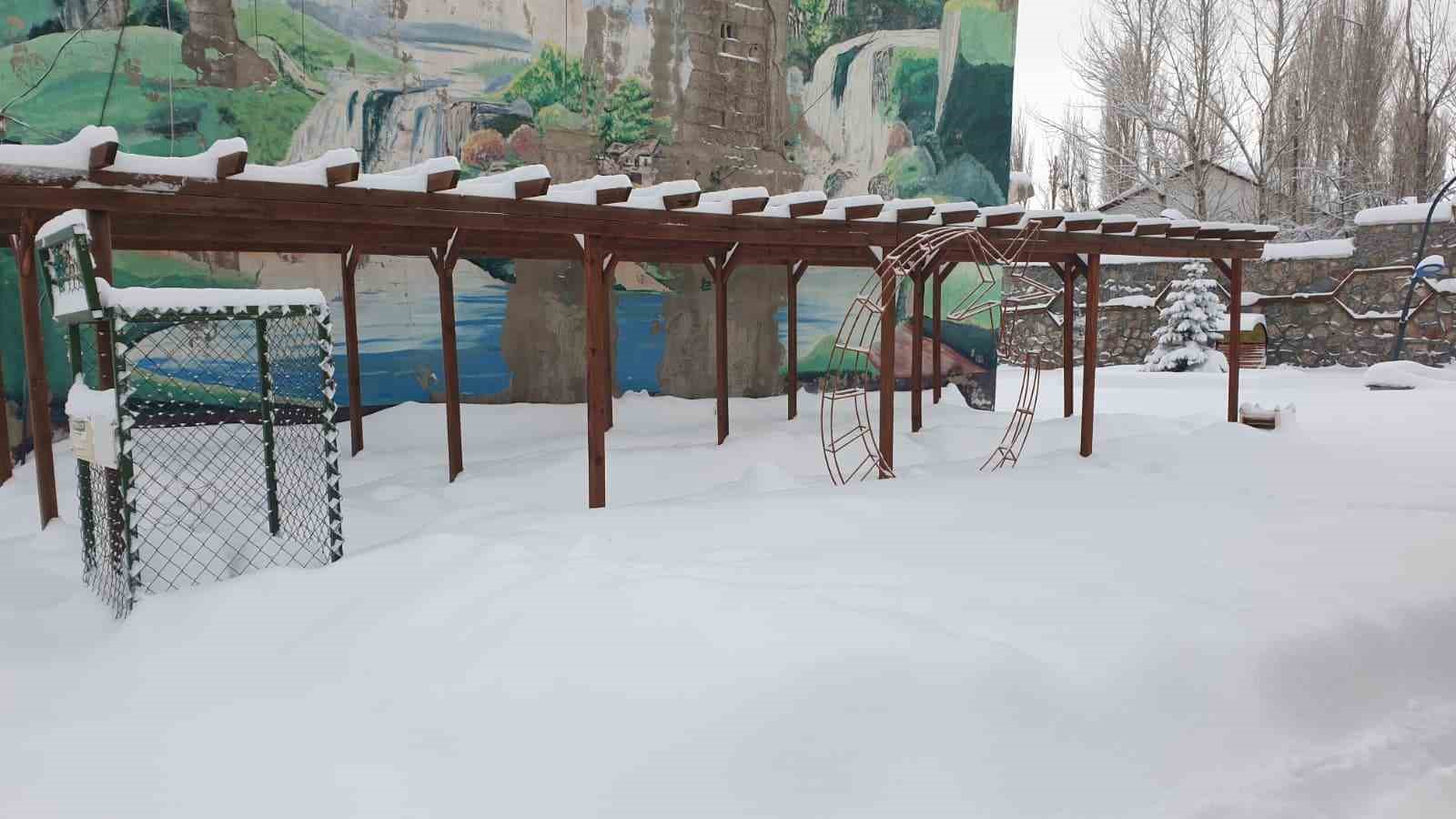 Başkale kara gömüldü, 88 yerleşim yerinin yolu kapandı
