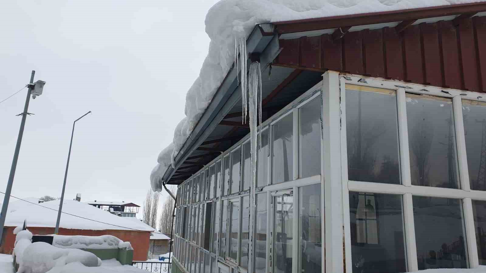 Başkale’de 13 yerleşim yerine ulaşım sağlanamıyor
