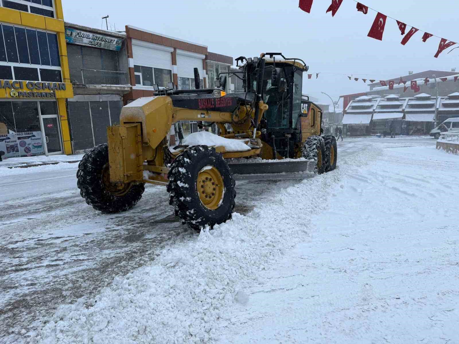 Başkale’de 13 yerleşim yerine ulaşım sağlanamıyor
