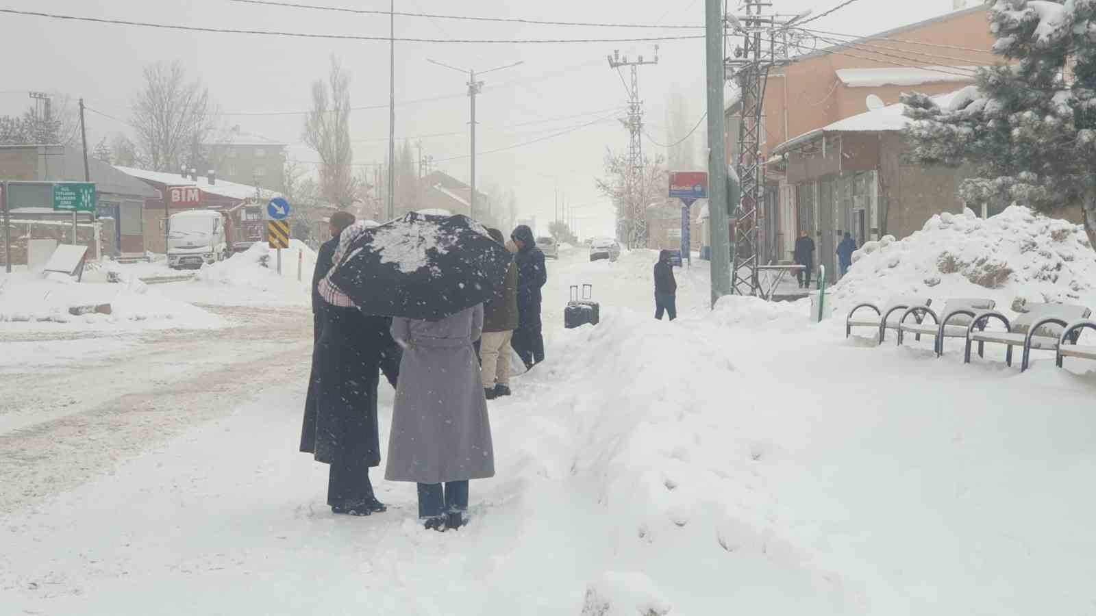 Başkale’de 19 yerleşim yerinin yolu ulaşıma kapandı
