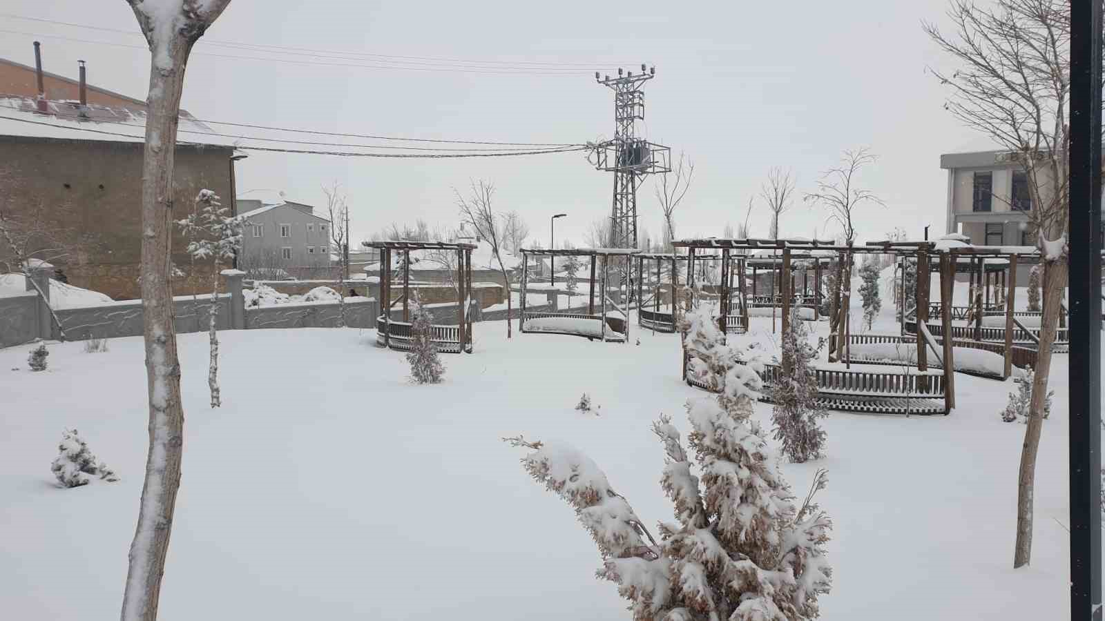 Başkale’de 19 yerleşim yerinin yolu ulaşıma kapandı
