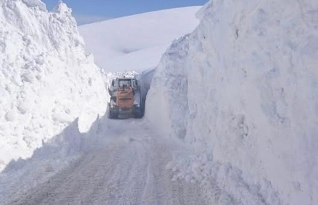 Başkale’de 3 metreyi bulan kar tünellerinde çalışma
