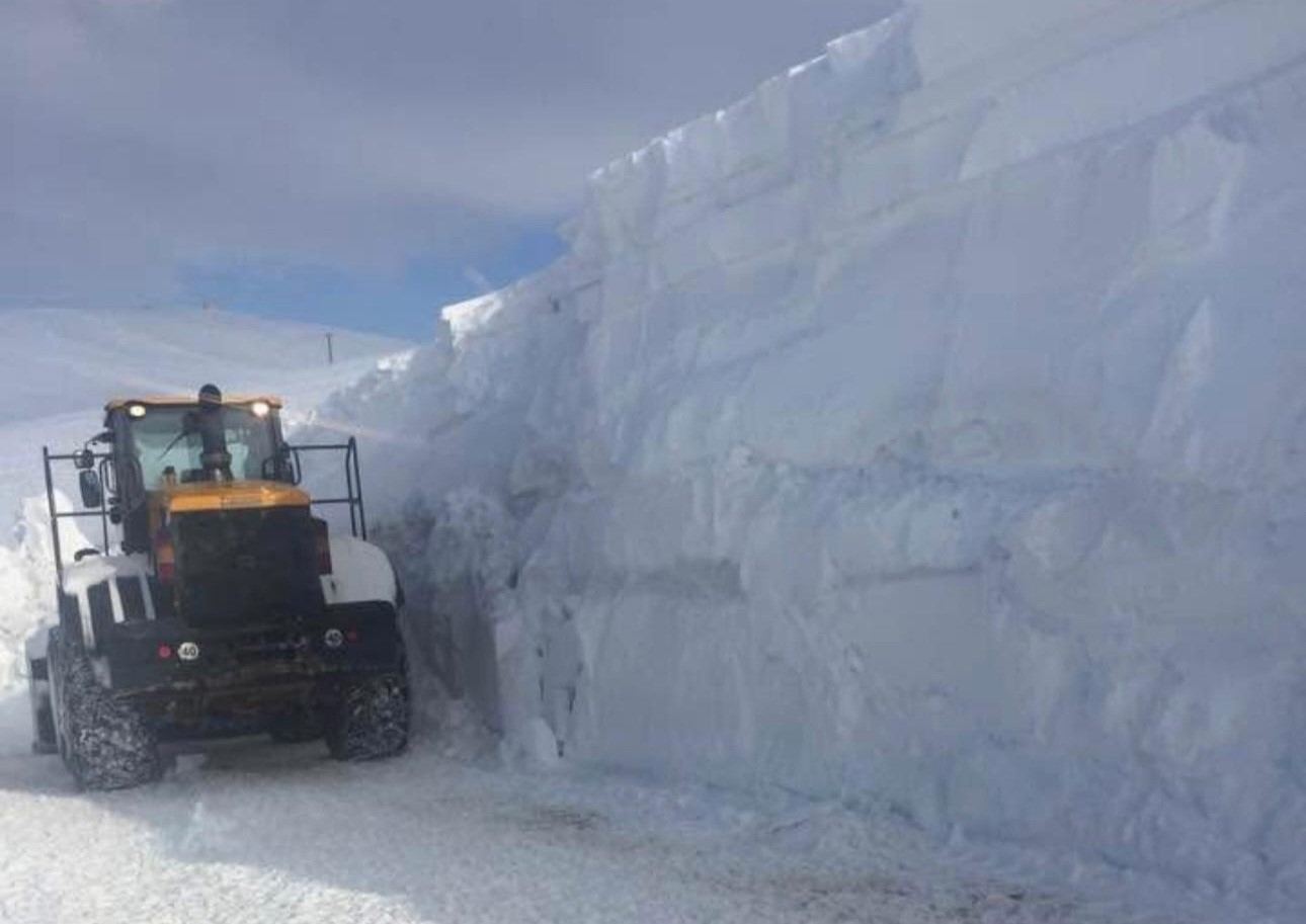 Başkale’de 3 metreyi bulan kar tünellerinde çalışma

