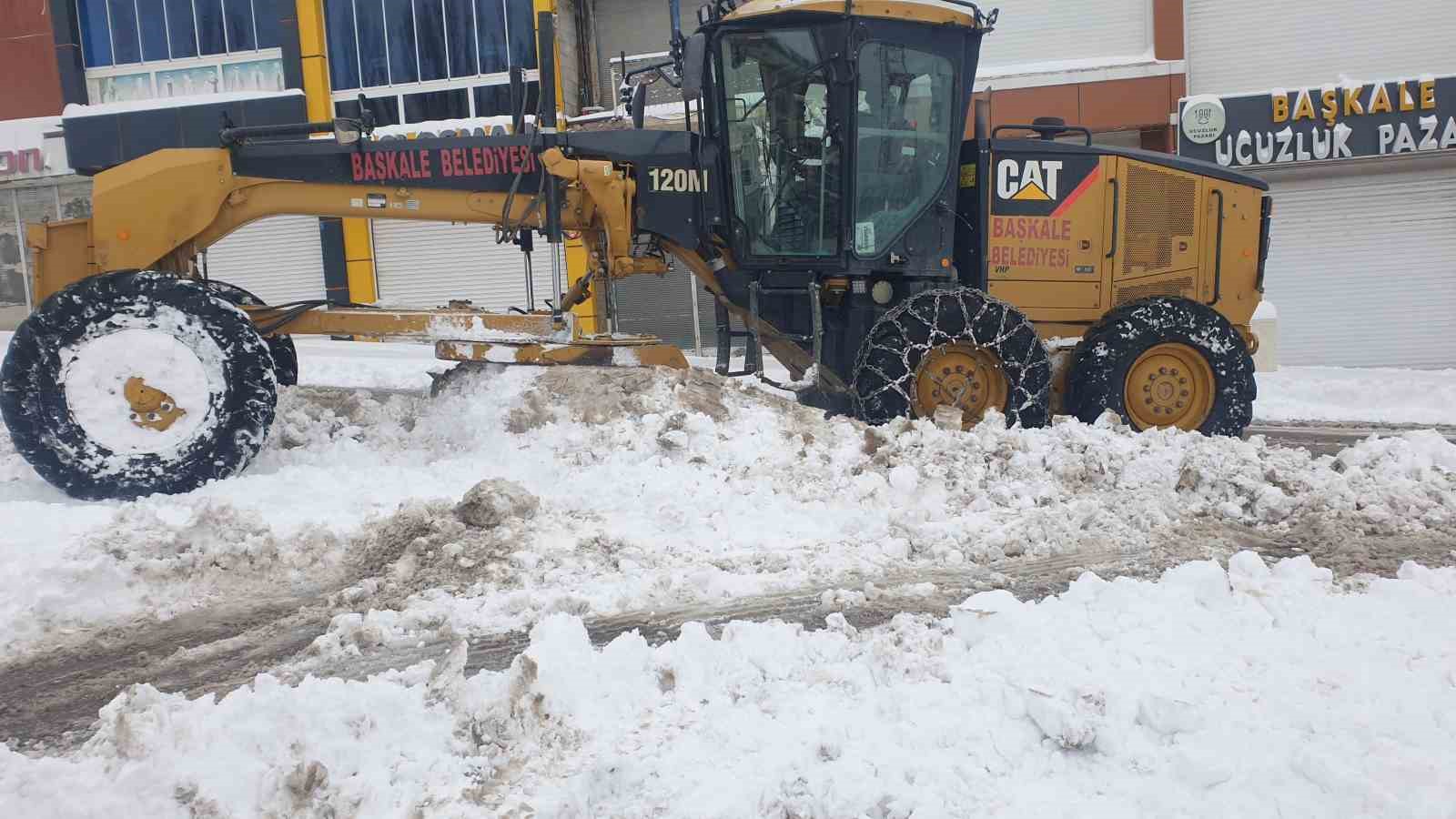 Başkale’de araçlar kara gömüldü: 32 yerleşim yerinin yolu ulaşıma kapandı
