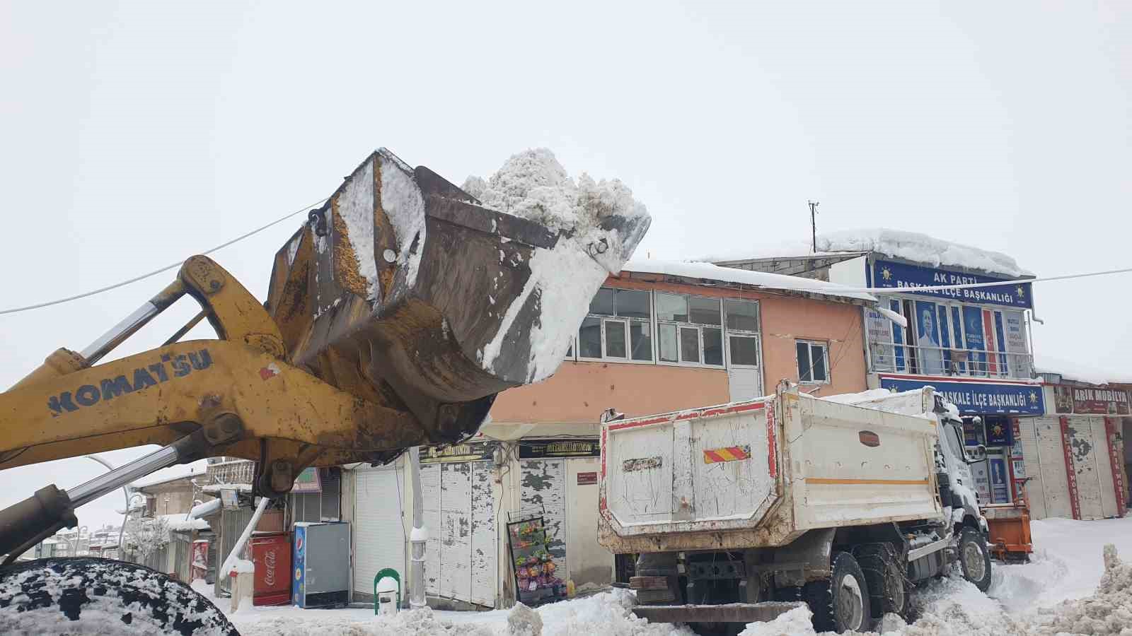 Başkale’de araçlar kara gömüldü: 32 yerleşim yerinin yolu ulaşıma kapandı
