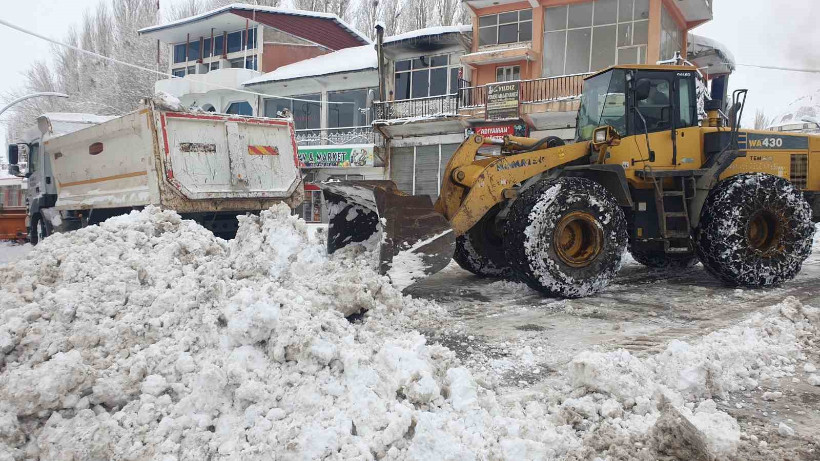 Başkale’de araçlar kara gömüldü: 32 yerleşim yerinin yolu ulaşıma kapandı

