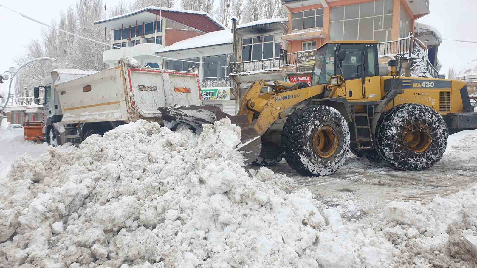 Başkale’de araçlar kara gömüldü: 32 yerleşim yerinin yolu ulaşıma kapandı
