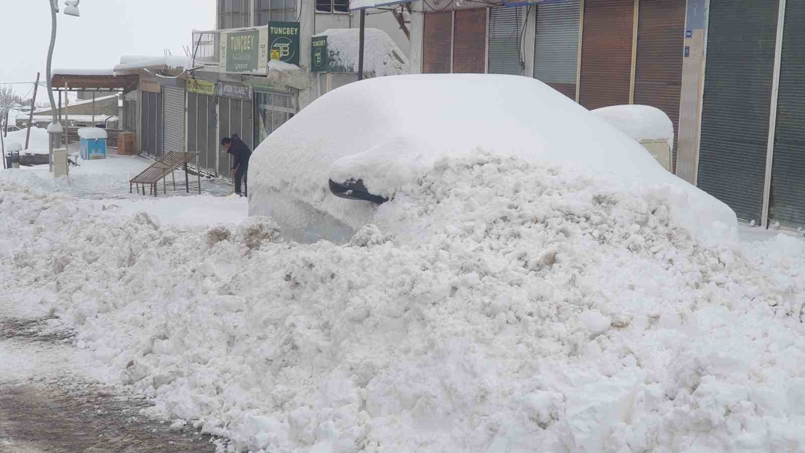 Başkale’de araçlar kara gömüldü: 32 yerleşim yerinin yolu ulaşıma kapandı
