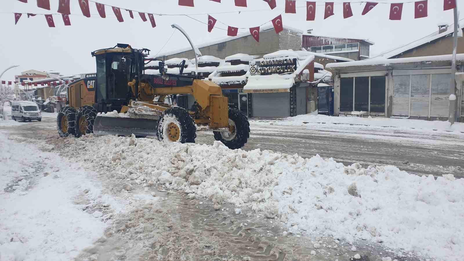 Başkale’de araçlar kara gömüldü: 32 yerleşim yerinin yolu ulaşıma kapandı
