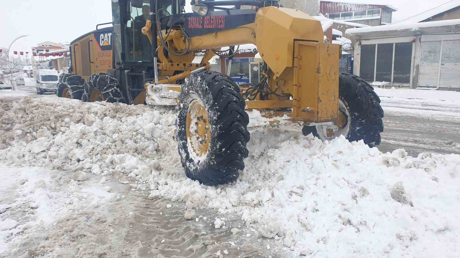 Başkale’de araçlar kara gömüldü: 32 yerleşim yerinin yolu ulaşıma kapandı
