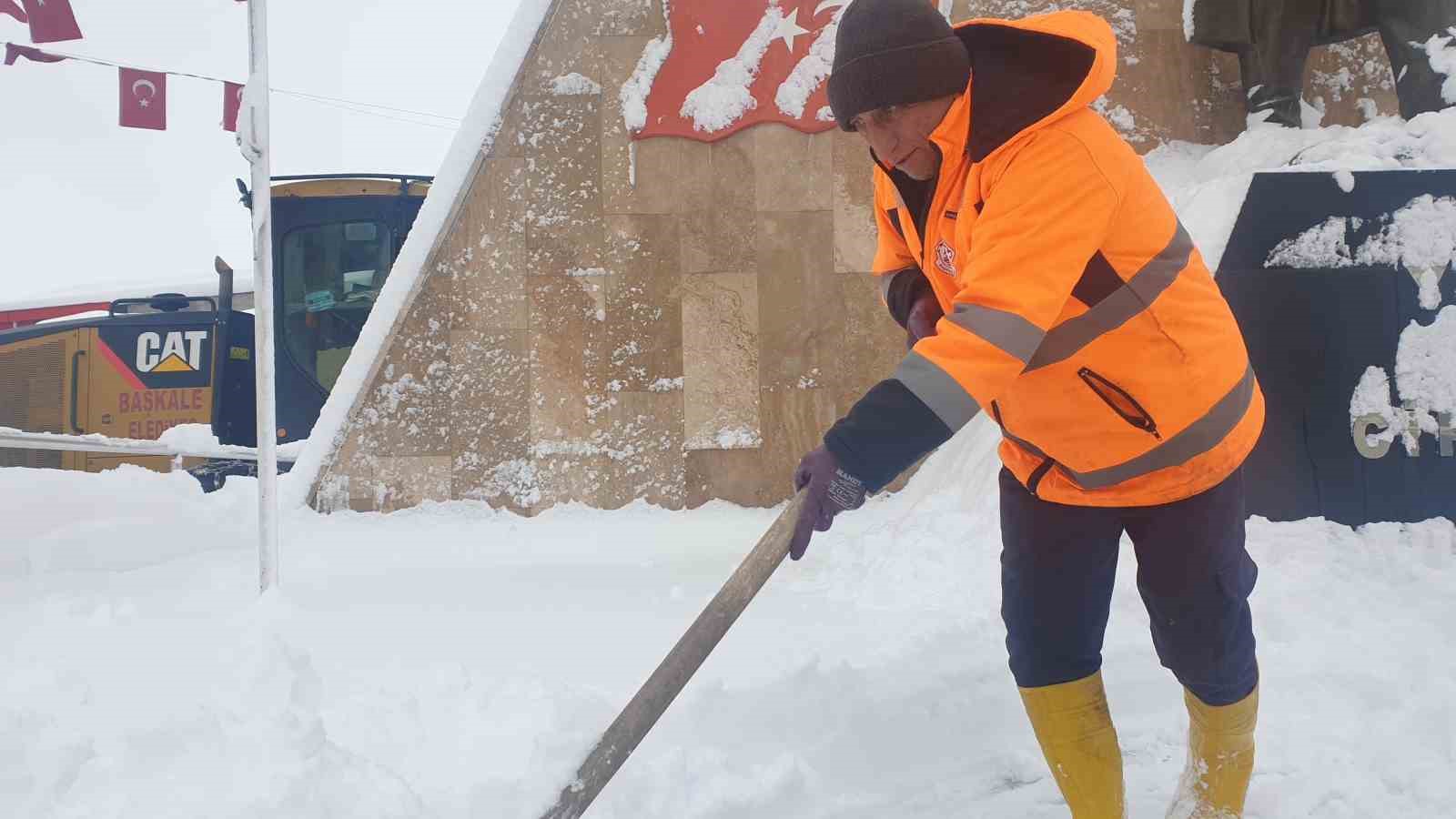 Başkale’de araçlar kara gömüldü: 32 yerleşim yerinin yolu ulaşıma kapandı
