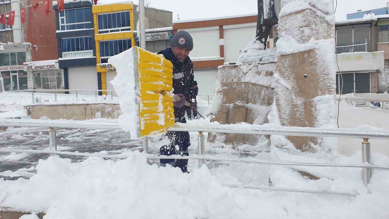 Başkale’de araçlar kara gömüldü: 32 yerleşim yerinin yolu ulaşıma kapandı
