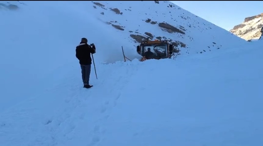 Başkale’de çığ nedeniyle kapanan yol ulaşıma açıldı
