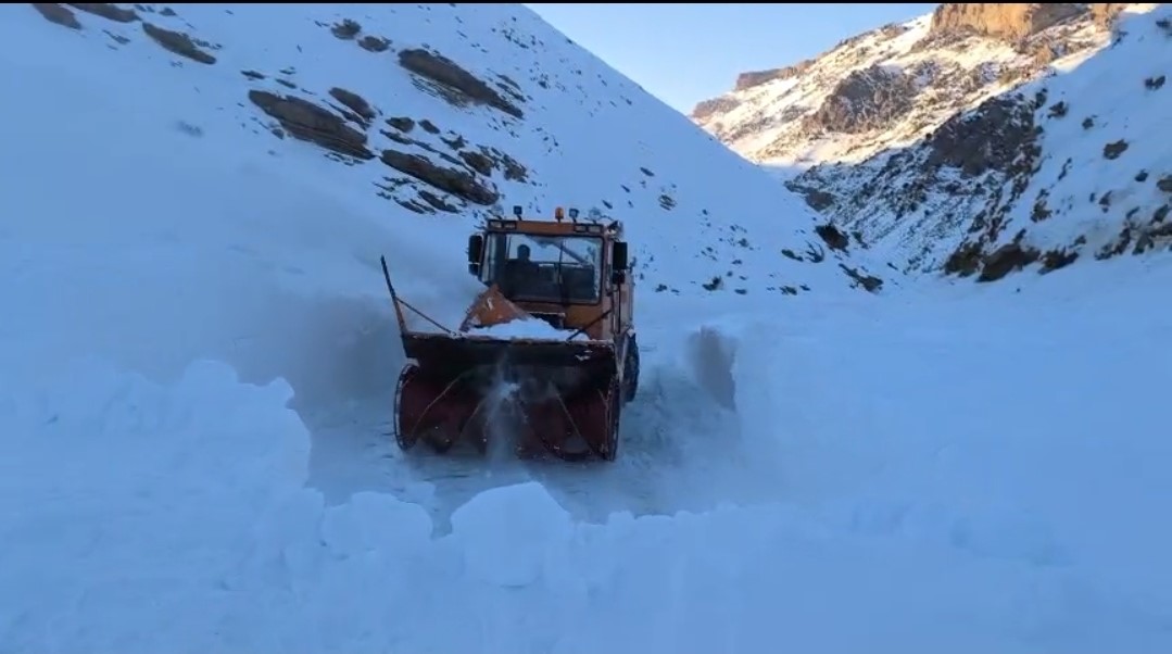 Başkale’de çığ nedeniyle kapanan yol ulaşıma açıldı
