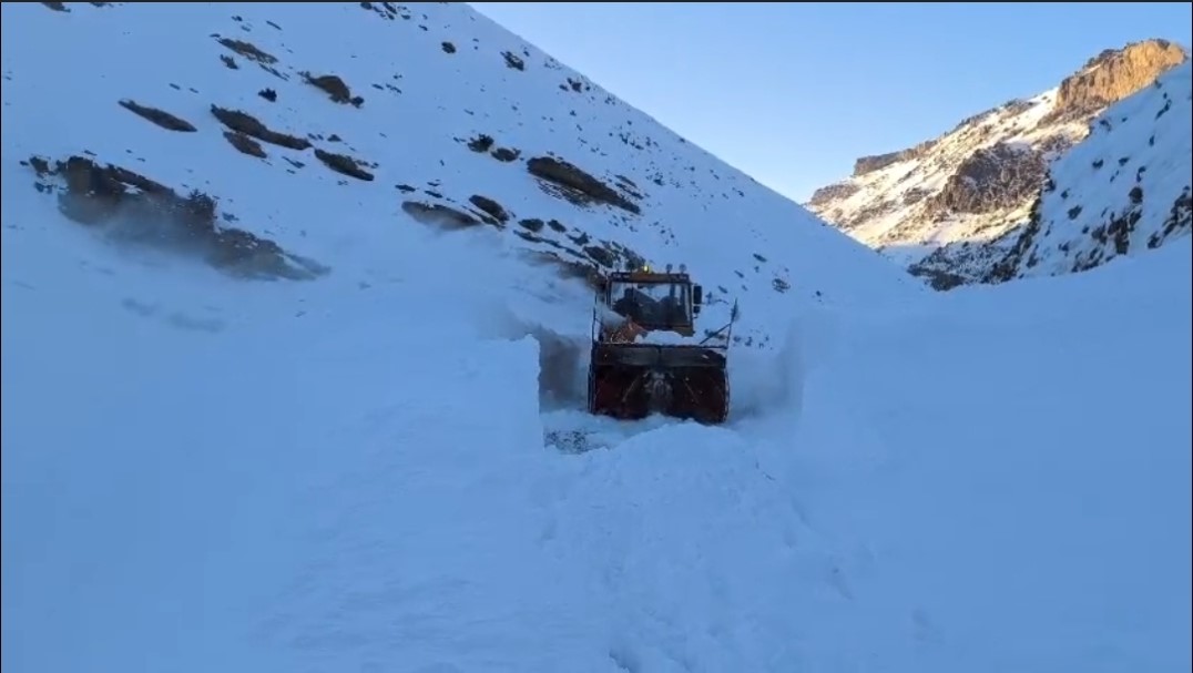 Başkale’de çığ nedeniyle kapanan yol ulaşıma açıldı
