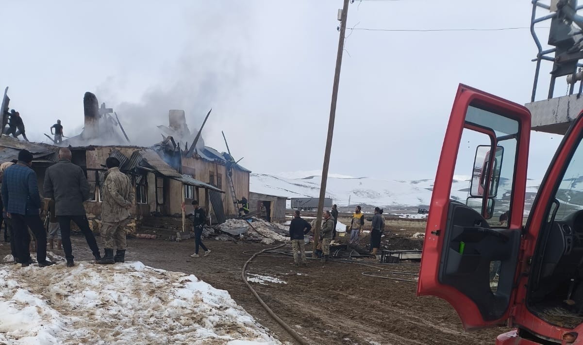 Başkale’de ev yangını
