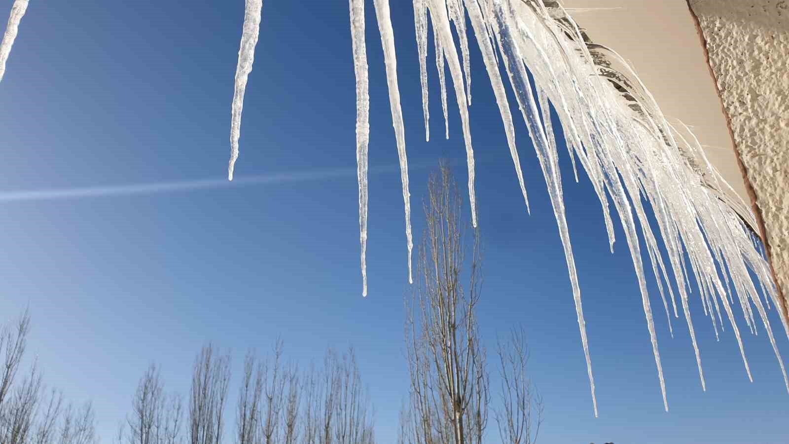 Başkale’de kar yağışı ve dondurucu soğuklar
