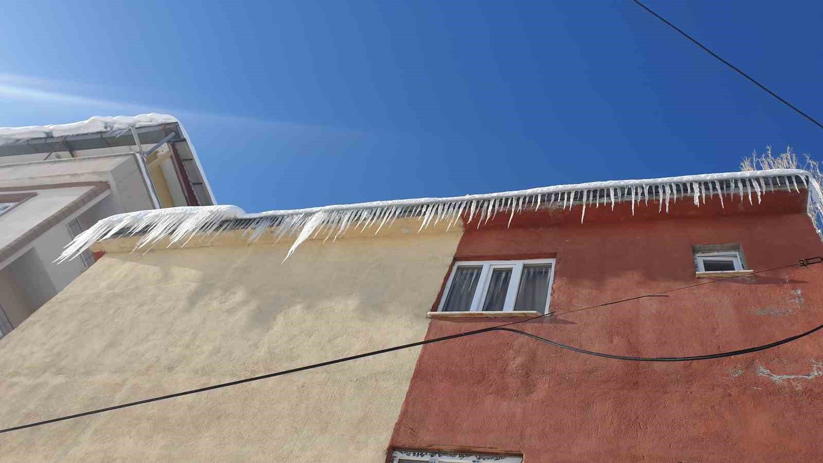 Başkale’de kar yağışı ve dondurucu soğuklar
