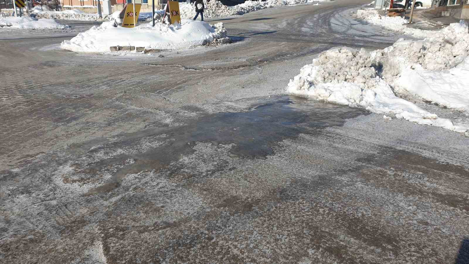 Başkale’de kar yağışı ve dondurucu soğuklar
