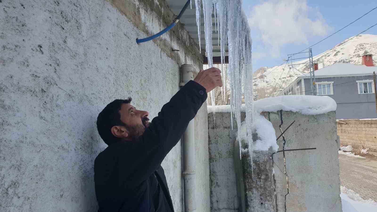 Başkale’de kar yağışı ve dondurucu soğuklar
