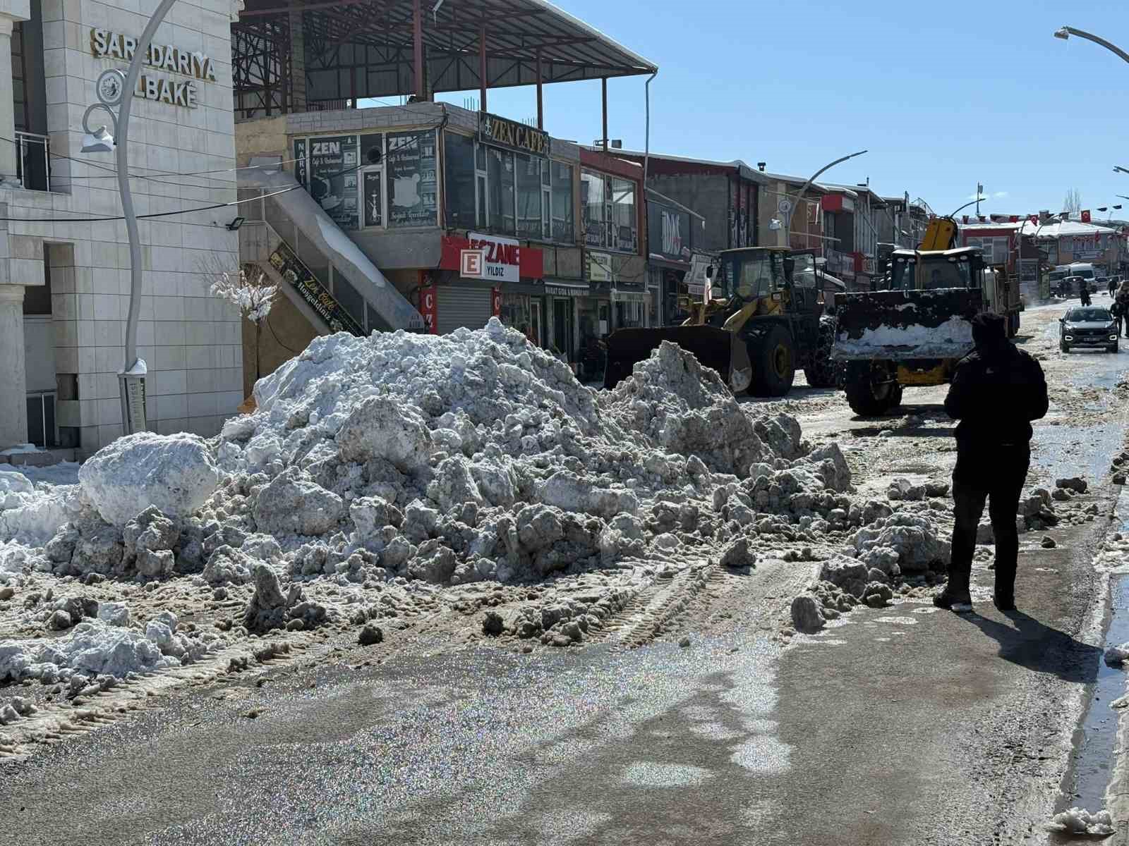 Başkale’de kar yağışı ve dondurucu soğuklar
