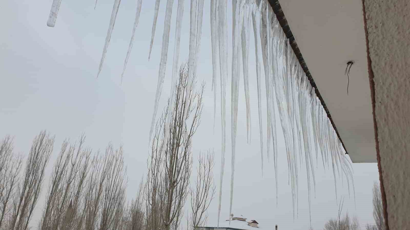 Başkale’de kar yağışı
