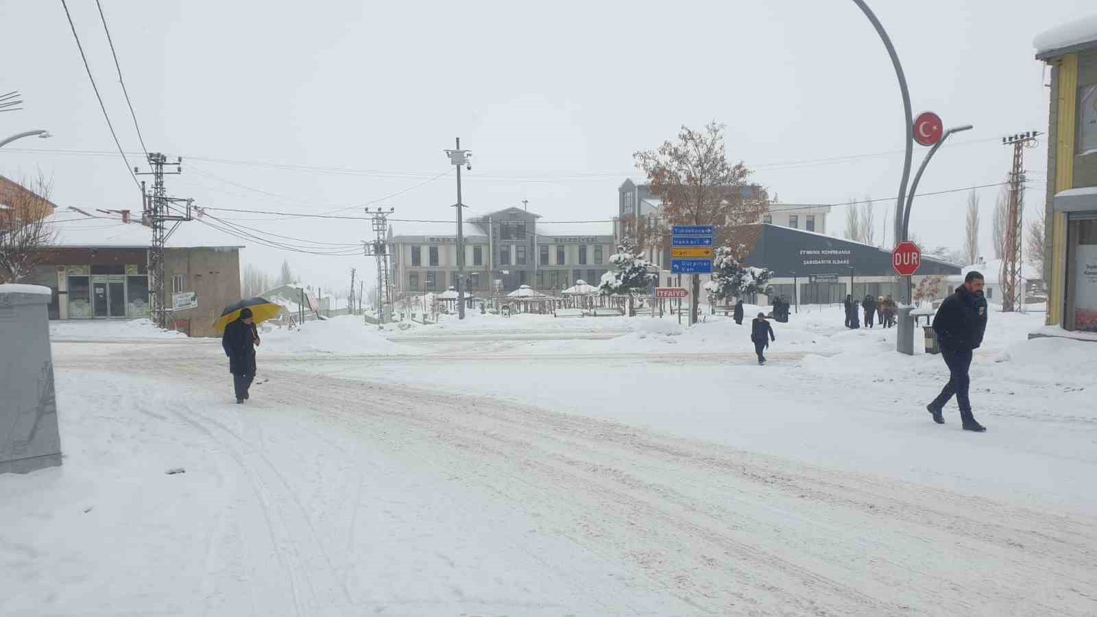 Başkale’de kar yağışı
