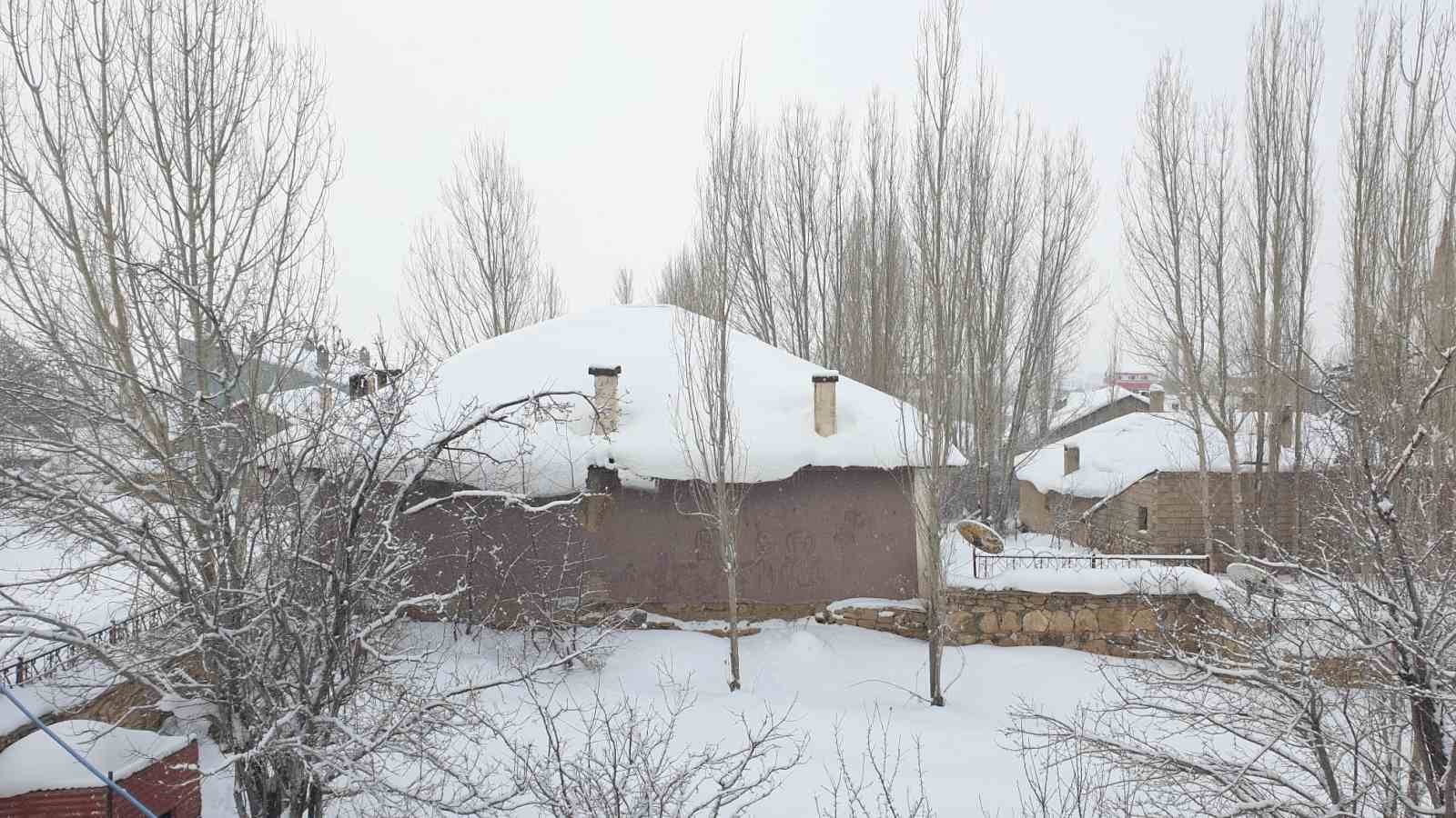 Başkale’de kar yağışı
