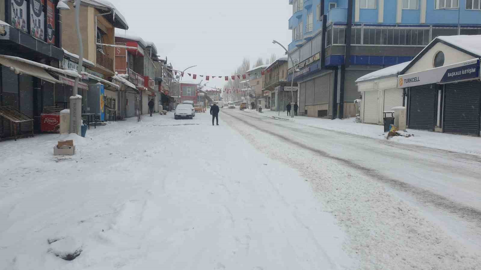 Başkale’de kar yağışı
