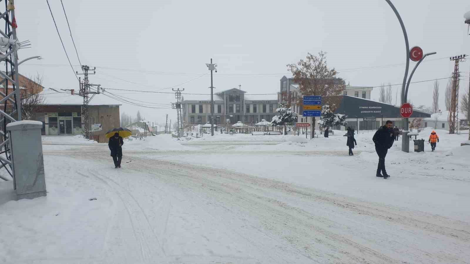 Başkale’de kar yağışı
