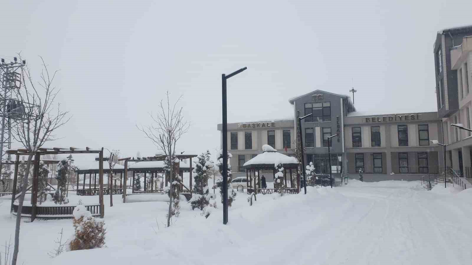 Başkale’de kar yağışı
