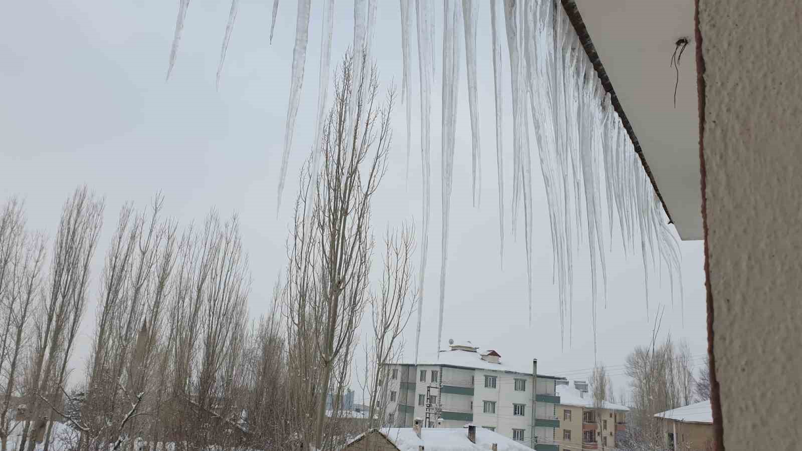 Başkale’de kar yağışı

