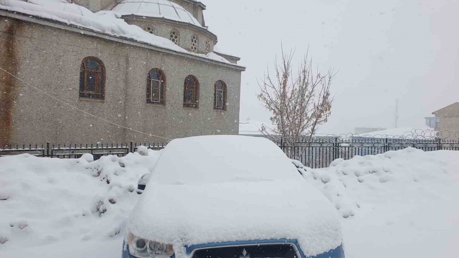Başkale’de kar yağışı
